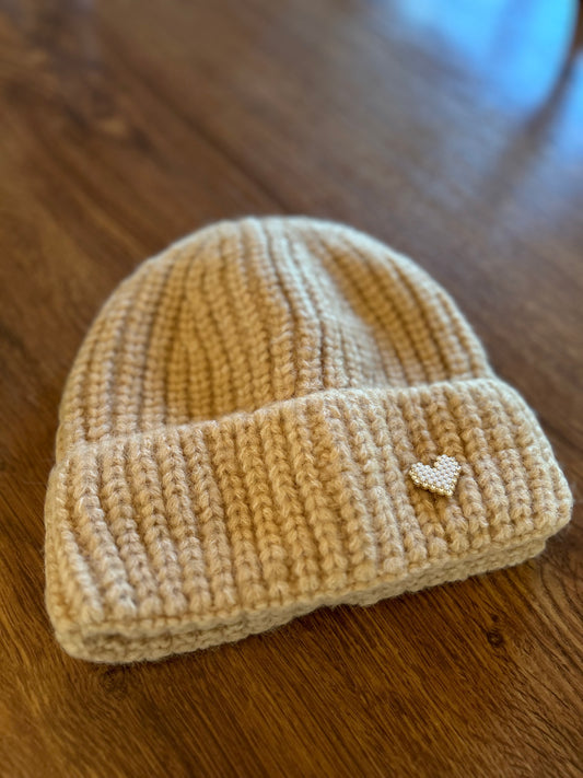 GORRO BEIGE CON CORAZÓN